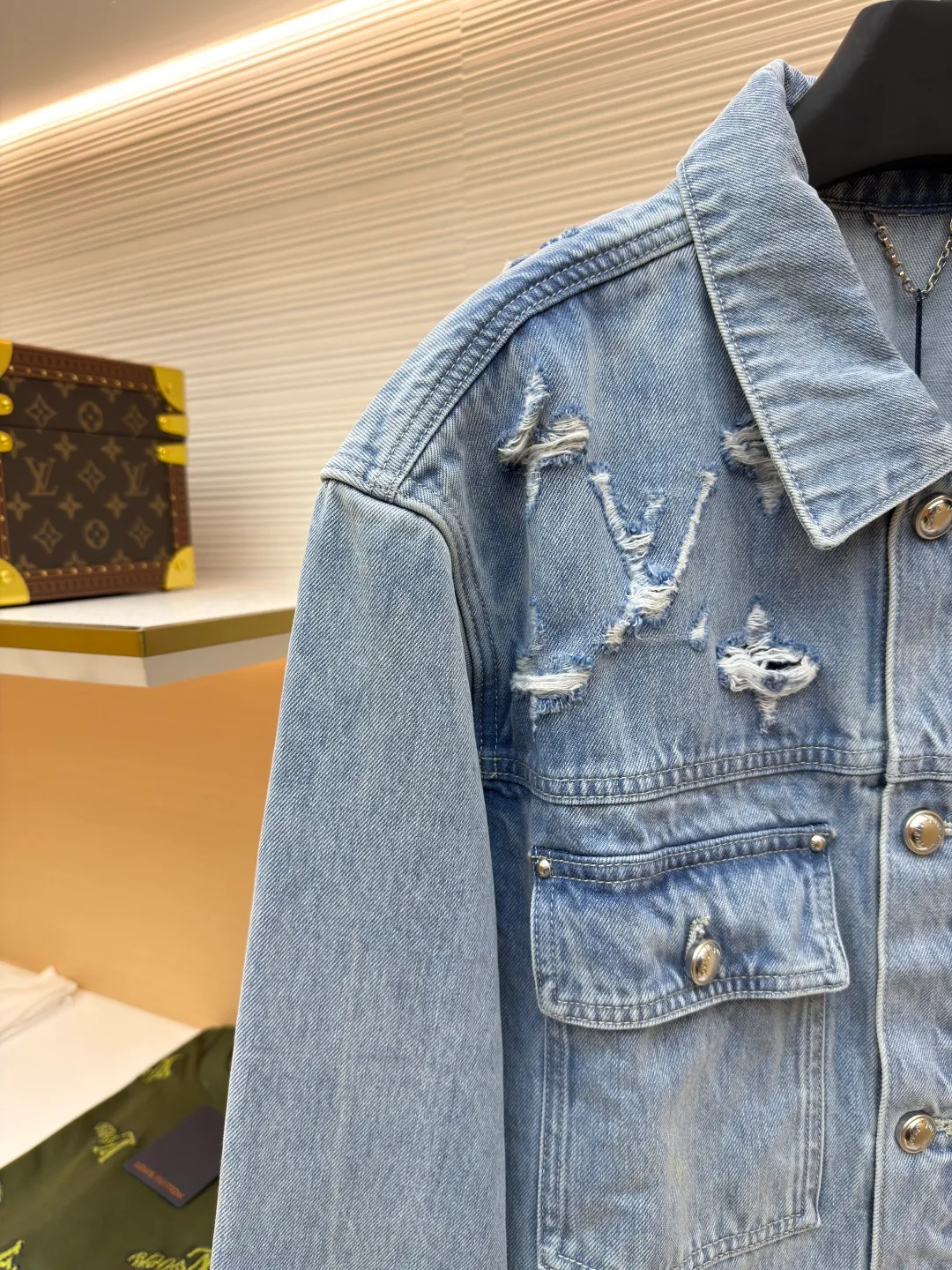 LOUIS VUITTON washed ripped denim jacket ●Authentic product: Purchased and developed for 25600 ●Item number: 1680604-B85 ●Material: pure cotton exclusive denim material ●Technology: laser burning ●Version: fitted version ●Weight: about 1070 grams ●Size: 48-59-52-54 ●Description: This destroyed detail is really cool. This washed denim truck elevates a classic silhouette with contrasting Monogram detailing front and rear, crafted with an edgy tear effect. This mid-season piece is effortlessly layered and can be worn with matching accessories for an on-trend look.